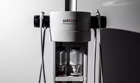 Чистка зубов методом Air Flow
